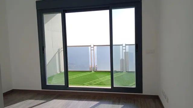 Impresionante Ático -Dúplex reformado de lujo y vistas magnificas al mar y bahía de Benidorm. — 35