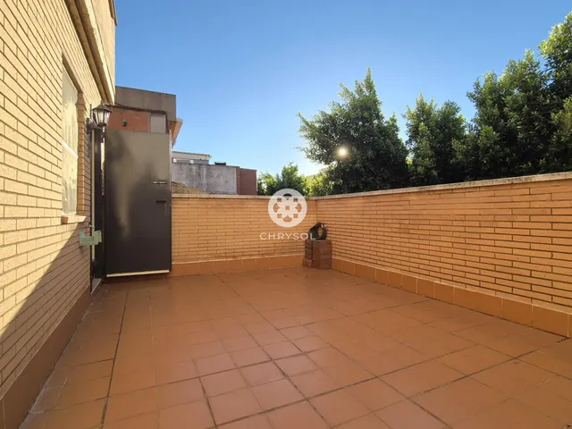 Dúplex con encanto de casa independiente, 4 dormitorios y terraza de 20 m2. — 32