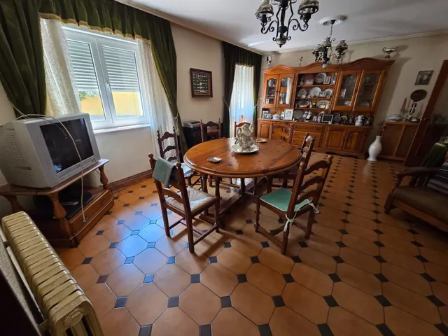 SE VENDE CASA EN VALENCIA DE DON JUAN, 2 PLANTAS, 5 HAB., 2 COCINA, BAÑO, ASEO, PATIO, COCHERA. — 4