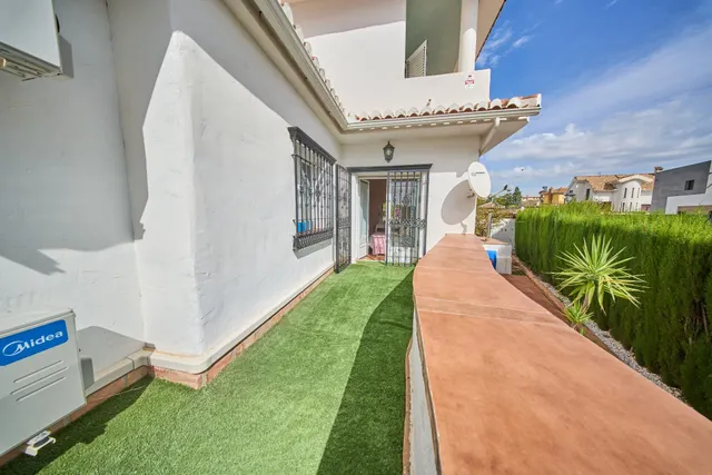 PRECIOSO chalet seminuevo con piscina en Pantano de Cubillas (Llanos de Silva) — 32
