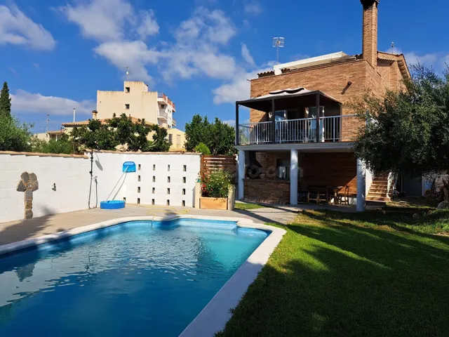 Casa independiente con local comercial en el centro de Roda 