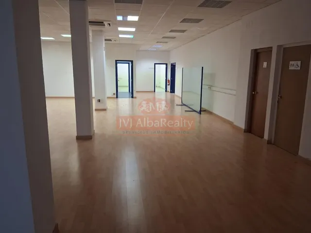 EN VENTA O ALQUILER ESPECTACULAR LOCAL EN ZONA INDUSTRIA — 2