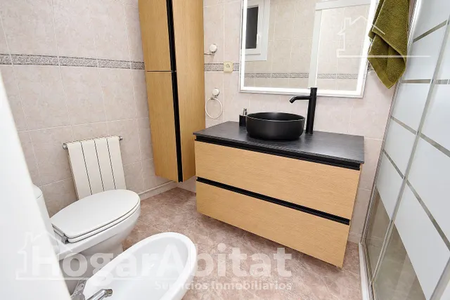 Alto, precioso y semireformado con balcón y ascensor, cerca del tranvia — 28