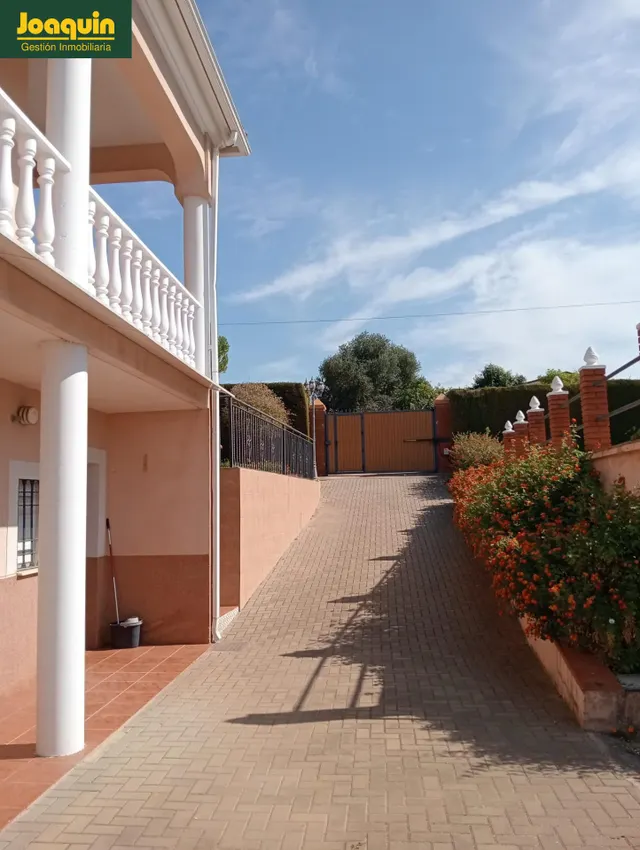 Espectacular chalet urbano con piscina y casa de invitados en Los Encinares de Alcolea. — 2