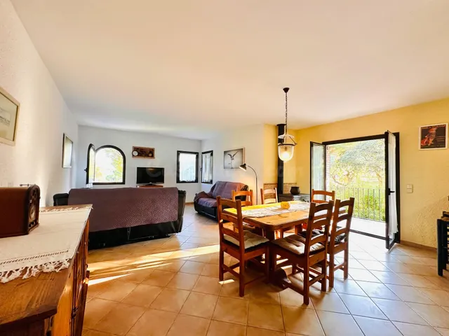 CALONGE: CHALET CON LICENCIA TURÍSTICA, GARAJE, JARDÍN Y PIS