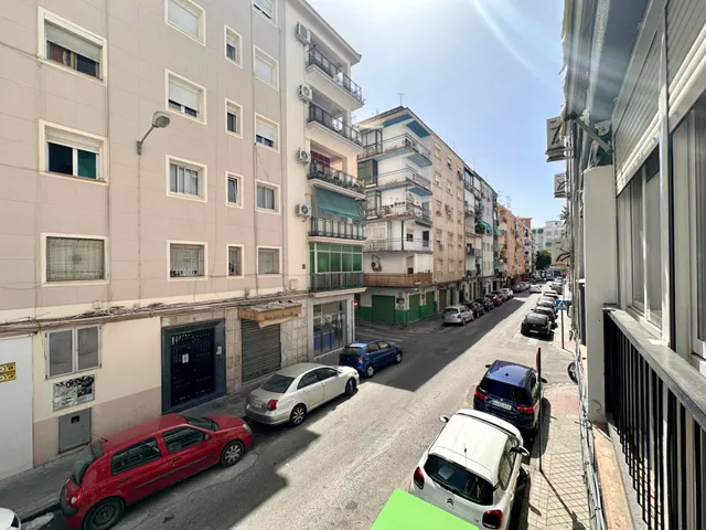 Piso en venta en Avenida Dilar — 35
