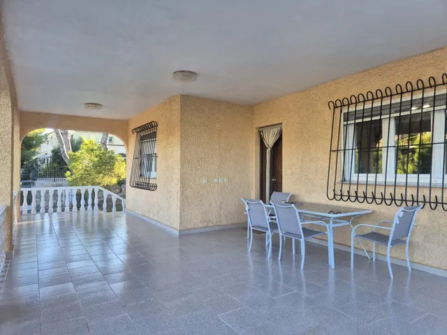 AMPLIO CHALET INDEPENDIENTE SOBRE PARCELA DE 860M2 CON VISTAS AL PARQUE - ZONA LOS BALCONES, TORREVIEJA — 4