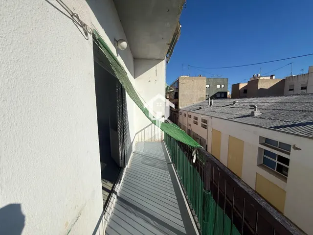 Piso en venta en Alicante, zona de la florida. 77m2, 3 habitaciones, 1 baño, balcón, galería. 2da planta con ascensor. — 33
