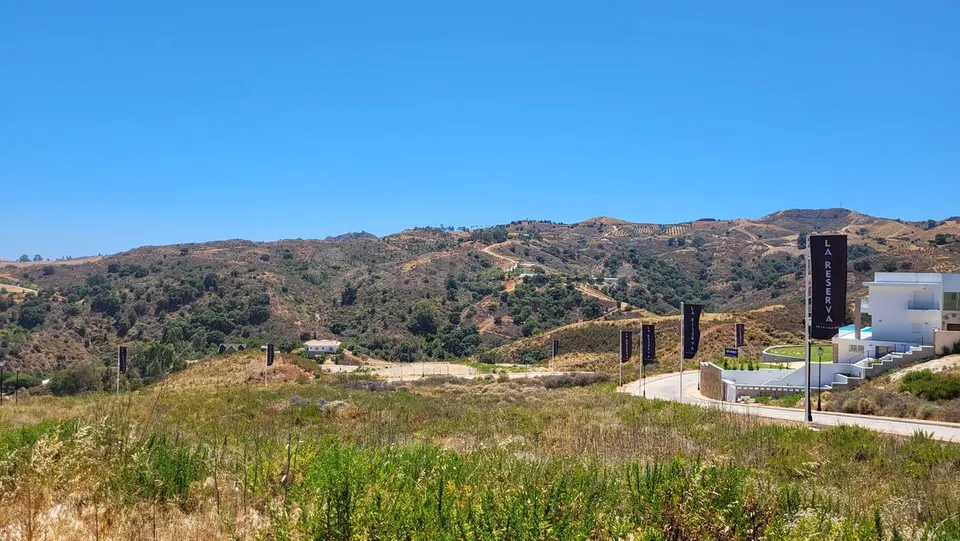Parcela exclusiva en Mijas con vistas a montaña y edificabilidad alta