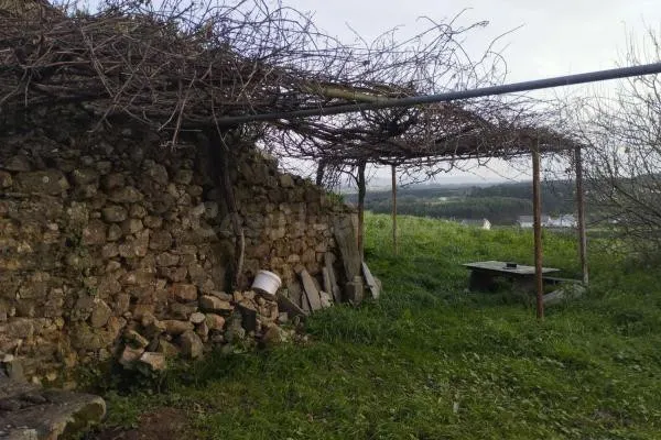 Casa de piedra para rehabilitar con gran finca en Meirás, Va - foto 5