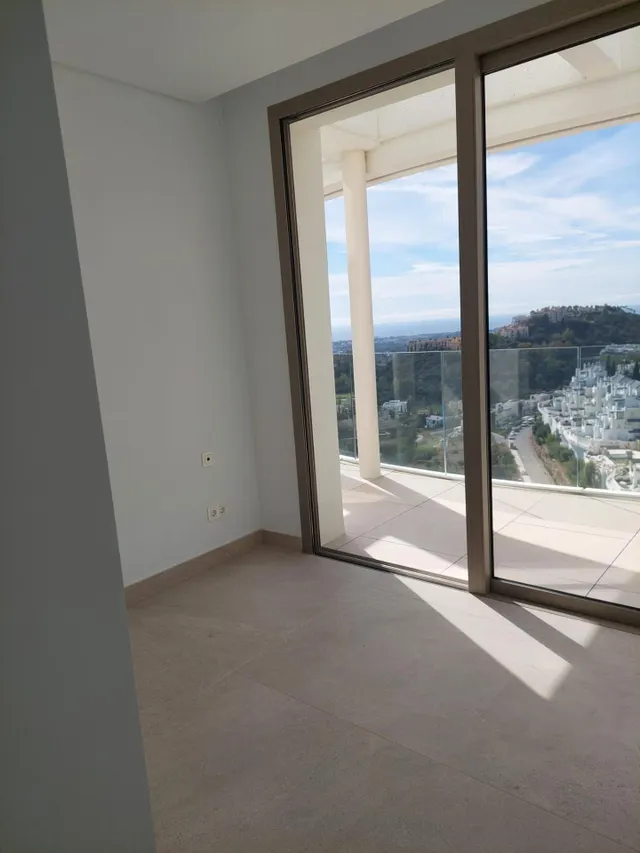 Espectacular Ático de Lujo con solarium, piscina privada y vistas al mar. 4 dormitorios y 4 baños. Benahavis — 13