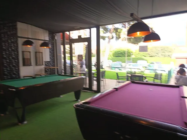 SE ALQUILA Y TRASPASA BAR MONTADO — 26