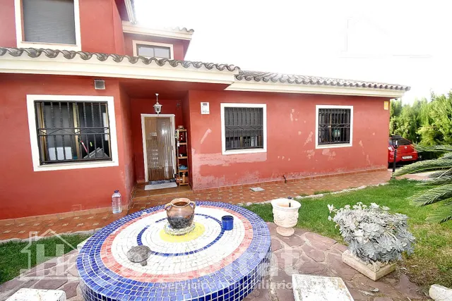 VILLA SEMINUEVA CON PISCINA, TERRAZA Y GRAN JARDÍN — 38