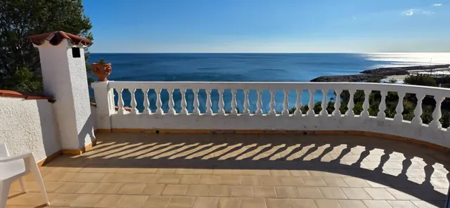 Chalet exclusivo en primera línea de mar con vistas panorámi - foto 3