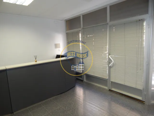 LOTE DE TRES LOCALES EN EL LLOMBO — 31