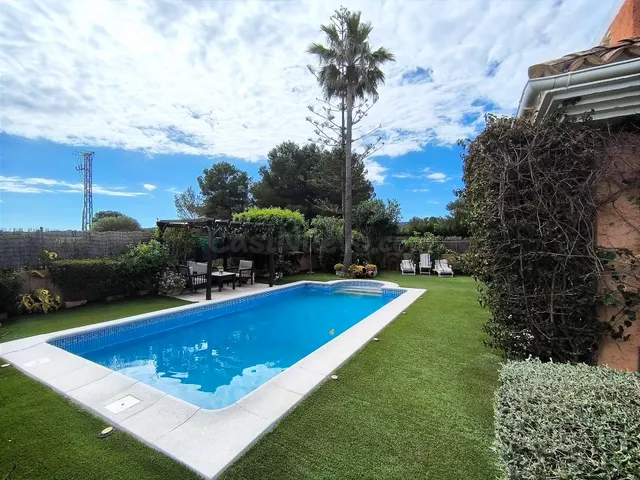 Precioso chalé unifamiliar aislado con piscina y amplio gara - foto 5