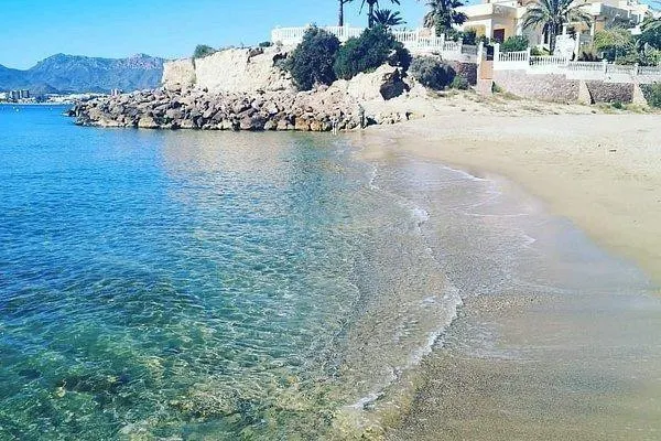 Amplio apartamento de 3 dormitorios a 600 metros de la playa y servicios — 39