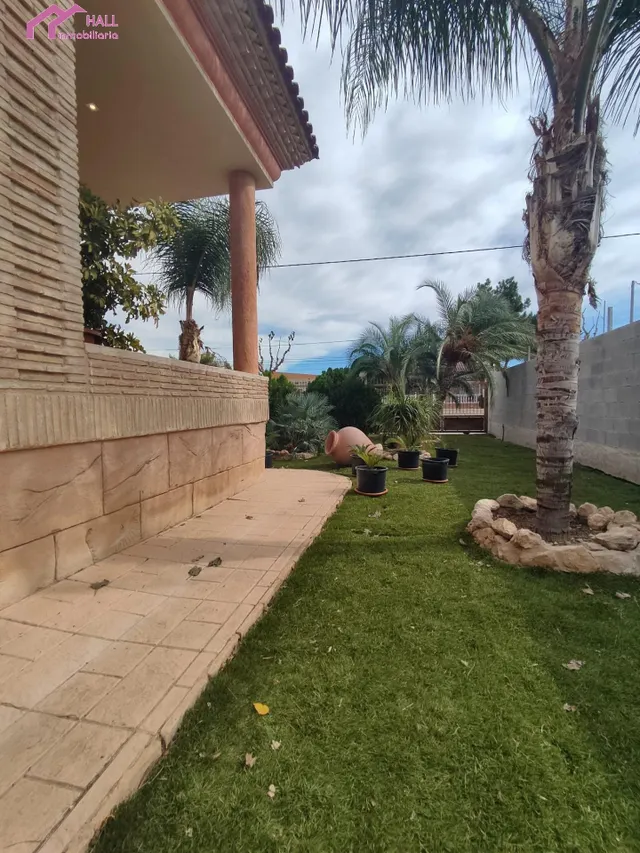 LUJOSO CHALET INDEPENDIENTE EN VENTA EN EL RAAL — 48