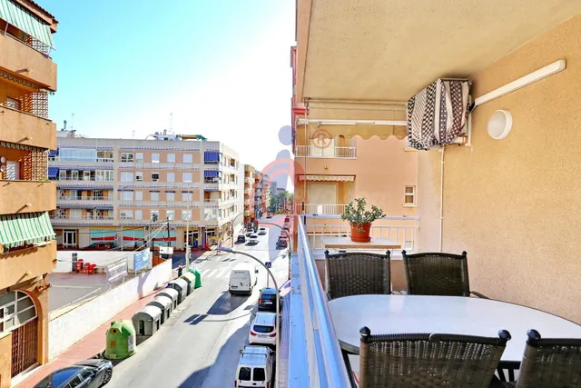 Piso de 3 dormitorios en venta en Guardamar del Segura, zona Mercadona, en esquina, con una gran terraza y vistas laterales al mar — 2