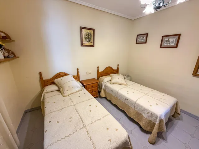 Amplio chalet pareado en El Chaparral — 4 dormitorios, 4 baños, piscina privada y gran parcela — 17