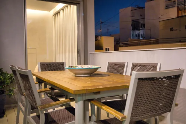 Ático con gran terraza y solárium privado en el corazón de Alicante — 36