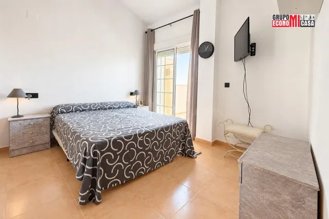 Chalet adosado de 2 dormitorios con terraza, piscina y sol d - foto 4