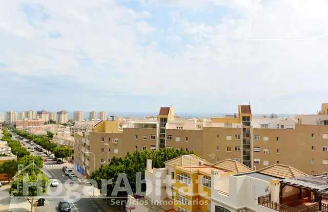 Amplio, moderno y reformado en residencial con terraza, piscina y garaje, todo amueblado — 18