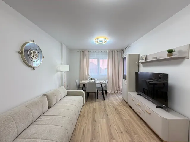 Apartamento totalmente reformado cerca de parque de las naciones con 2 dorm. 1 baño. con piscina. superficie 70 m2. — 34