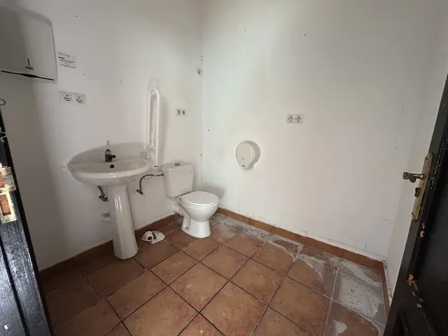 Local comercial 140m² en venta - Villamartin — 17
