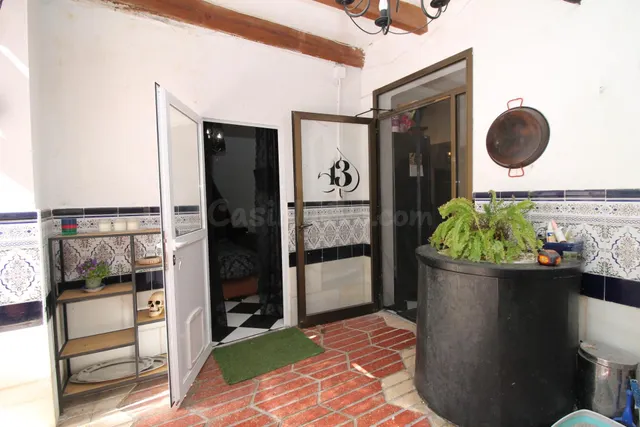 PLANTA BAJA CON PATIO REFORMADA EN EL CENTRO DE LA CIUDAD - foto 3