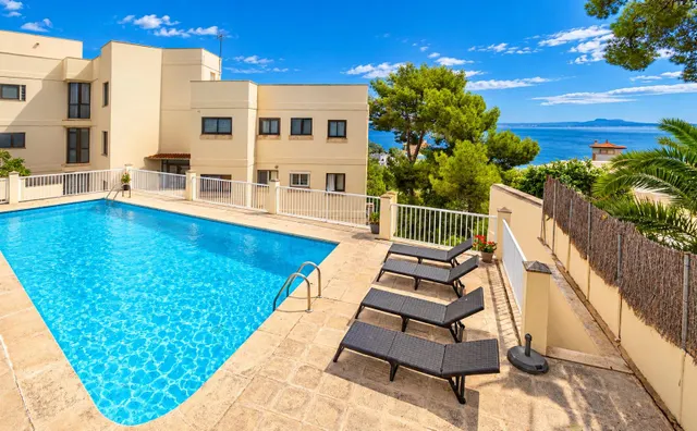 Piso reformado con vistas al mar en Illetas, acceso directo a la playa y piscina comunitaria — 24