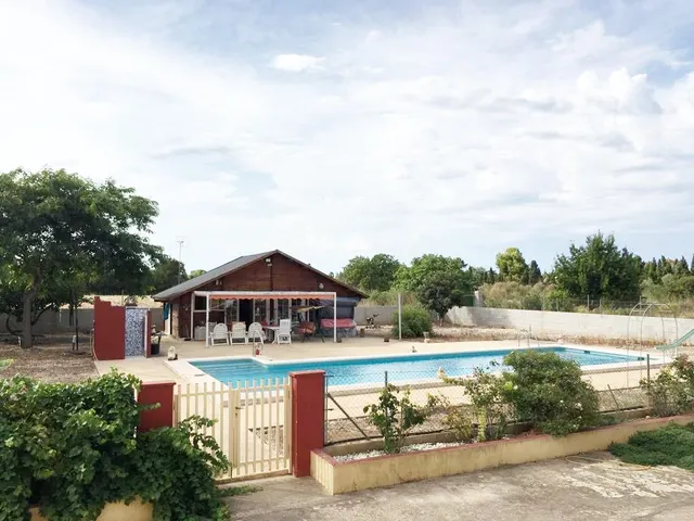 CHALET INDEPENDIENTE EN GRAN PARCELA CON PISCINA A SOLO 400 m. DEL MAR EN ELS POBLETS !! — 2