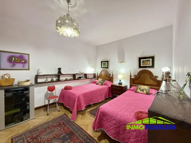 Terraza de 50 m2, CUATRO dormitorios, 2 baños, en plena Rond - foto 5