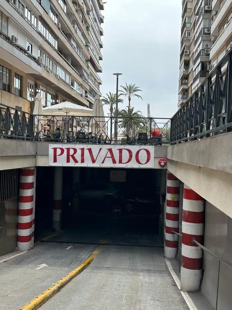 SE VENDEN 2 PLAZAS DE GARAJE CONTIGUAS JUNTO PUERTO DEPORTIVO - ALICANTE