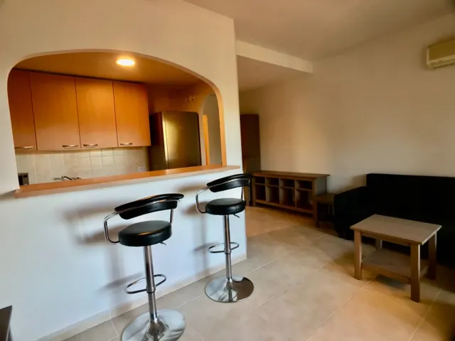Acogedor apartamento con terraza y piscina comunitaria — 12
