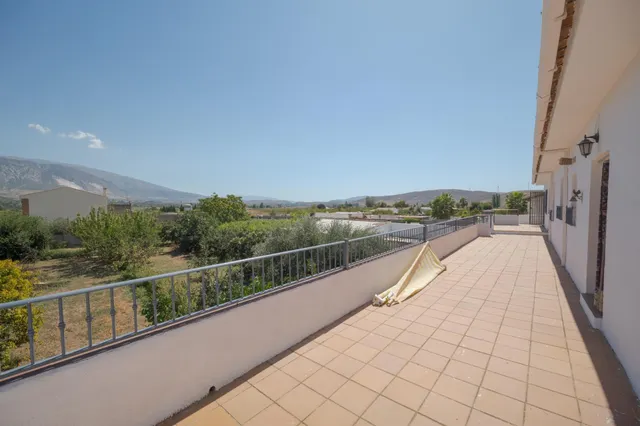 GRAN PARCELA CON VIVIENDA UNIFAMILIAR, 3 APARTAMENTOS, PISCINA Y VISTAS PANORÁMICAS EN PADUL (GRANADA) — 1.430 m2 DE TERRENO — 47
