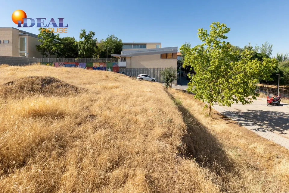 Venta de solar urbano de 258 m2 en Otura (Granada)