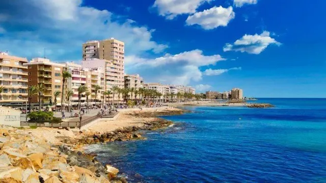 Apartamento de nueva construcción con 3 dormitorios a tan solo 150m de la playa a la venta en Torrevieja — 16