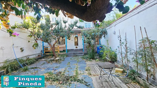CASA PLANTA BAJA CON 2 VECINOS CON JARDÍN — 23