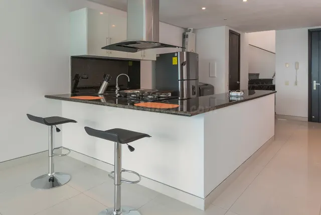 ¡Vive la experiencia costera en este hermoso apartamento en  - foto 2