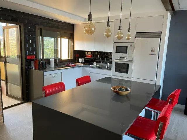 Alquiler todo el año, Apart. 1 dorm. de 90 m2, salón amplio y cocina con isla, reformado, vistas mar — 16