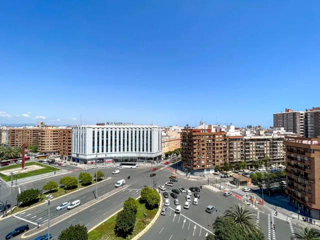 Piso de reciente construcción en alquiler en Avda. Ausias March — 29