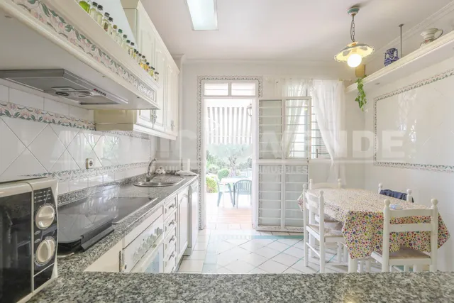 Exclusiva villa de lujo en Simón Verde: 1.150 m2 de parcela privada, gran piscina y bodega, a un paso de Sevilla. — 13