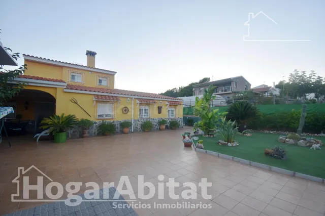 ¡Encantador Chalet! Muy amplio y sofisticado, con gran garaje, terraza, jardín y parcela — 2