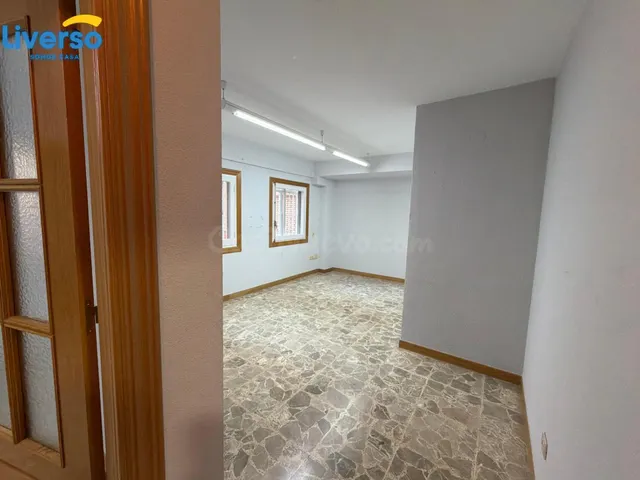 ATENCION INVERSORES, SE VENDE AMPLIO LOCAL EN EL CENTRO DE B - foto 2