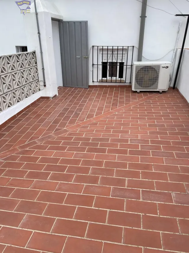 SE VENDE CASA EN ZONA DEL BARRIO BAJO — 50