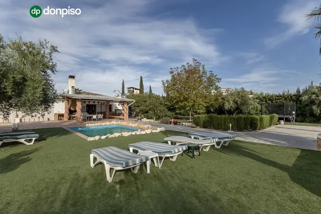 Chalet independiente con pozo propio y placas solares — 30