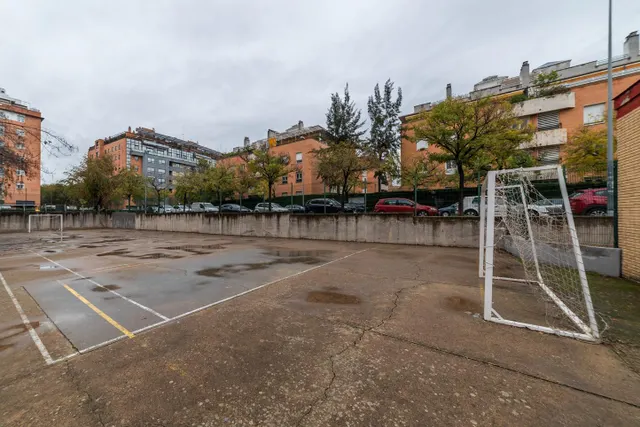 Piso reformado con piscina y garaje — 35