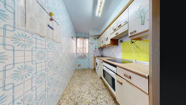 Piso de 77 m2 útiles. Distribuidos en tres dormitorios, salón, cocina, baño y zona de aparcamiento en la parte interior de la urbanización — 10