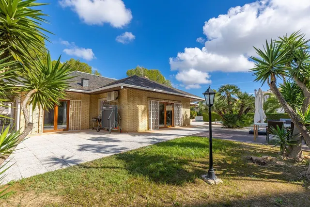 Impresionante Villa con parcela de 1510m2 en venta en Villam - foto 4